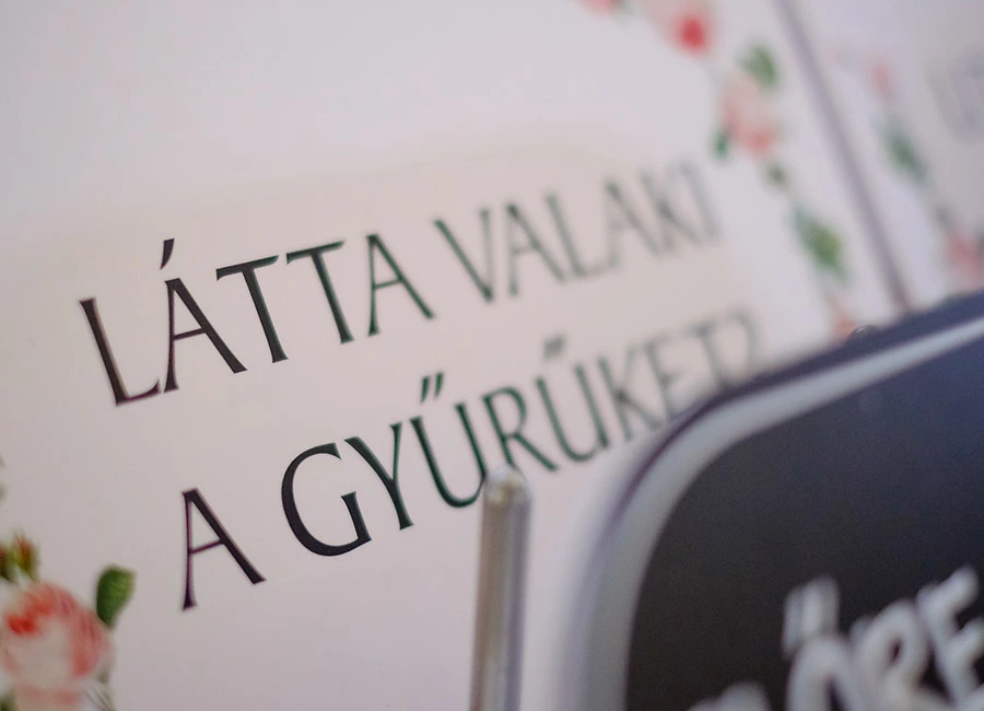 Esküvői fotókellék a szelfigéphez – Látta valaki a gyűrűket? felirattal