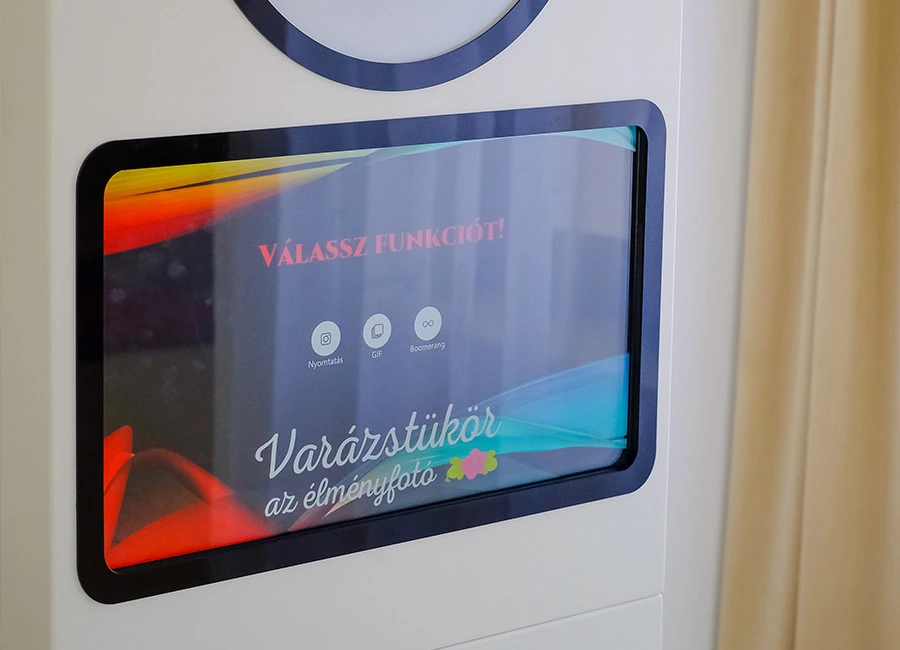 A varázstükör szelfigép kijelzője funkcióválasztó képernyővel – nyomtatás, GIF, boomerang opciók